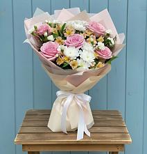 Букет цветов из:  Гвоздики, Орхидеи и Розы в Дубовицах