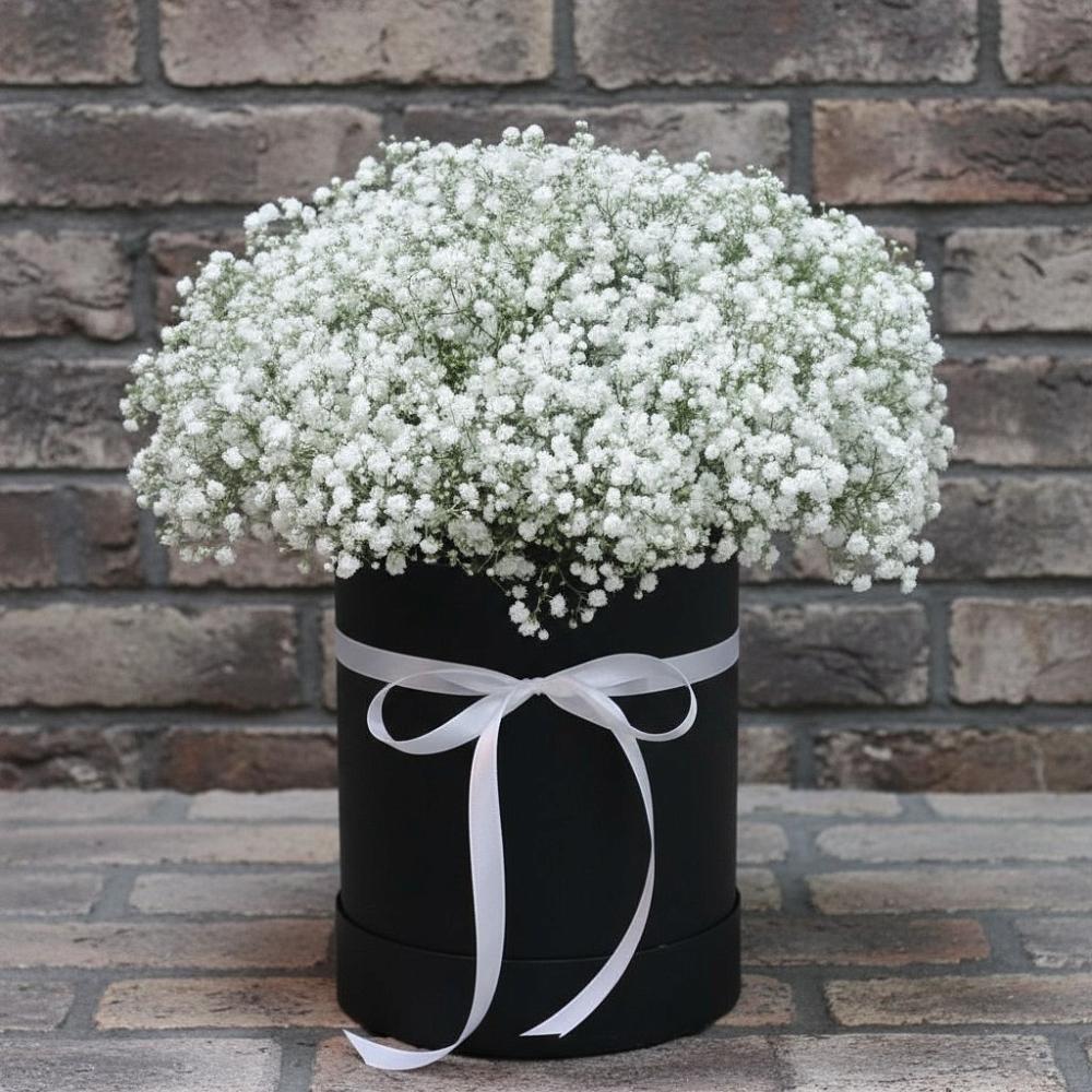 Цветочная композиция из Гипсофила в шляпной коробке в Дубовицах