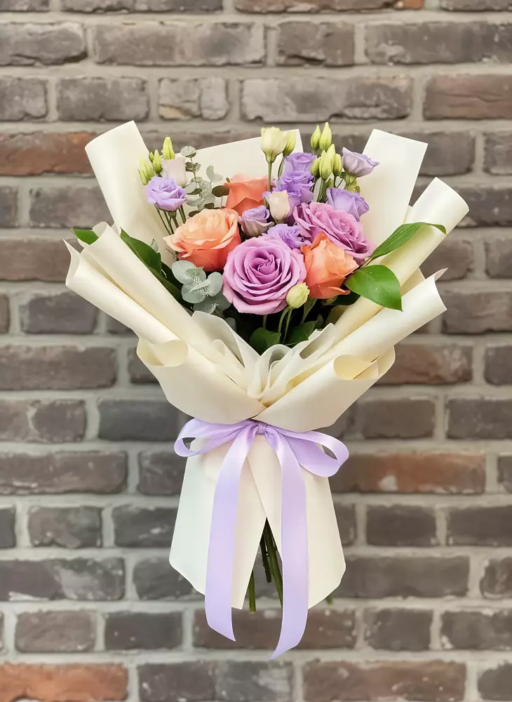 Букет цветов из: Лизиантусы и Розы в Дубовицах