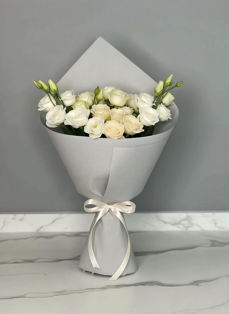 Букет цветов из: Розы и Лизиантусы в Дубовицах