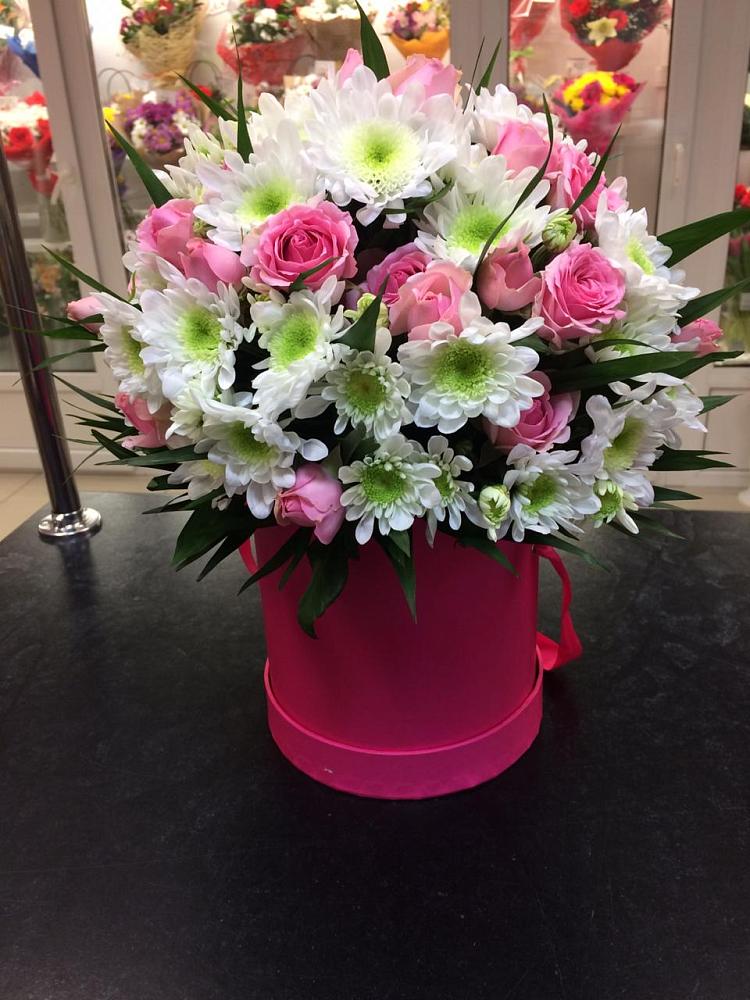 Цветочная композиция из Розы и Хризантемы в шляпной коробке в Дубовицах